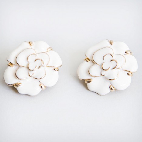 Boucles d'oreilles vintage fleur à clip en acier doré et émail blanc années 70