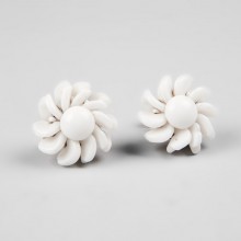 Boucles d'oreilles vintage fleur en porcelaine blanche années 50/60