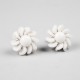 Boucles d'oreilles vintage fleur en porcelaine blanche années 50/60