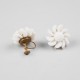 Boucles d'oreilles vintage fleur en porcelaine blanche années 50/60