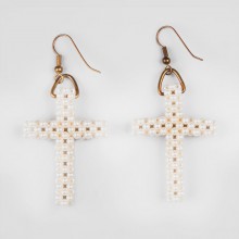 Boucles d'oreilles pendants vintage croix en perles blanches nacrées des années 70