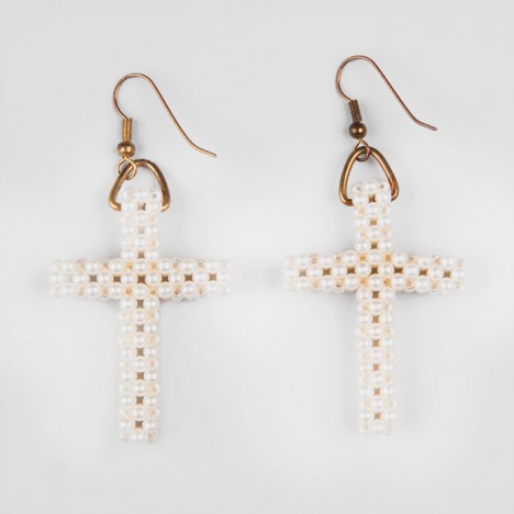 Boucles d'oreilles pendants vintage croix en perles blanches nacrées des années 70/80