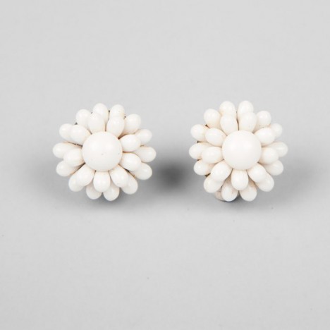 Boucles d’oreilles vintage fleur perles blanches à vis années 60