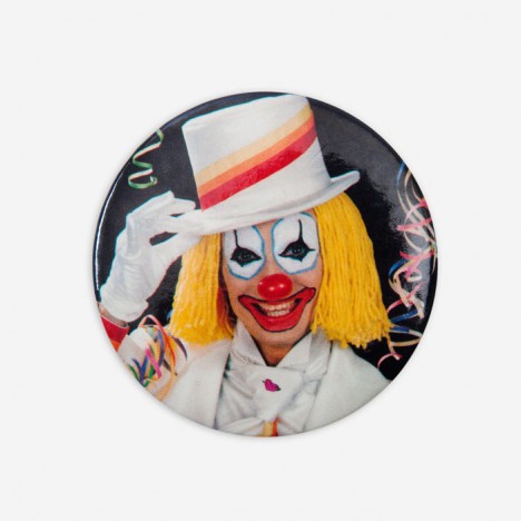 Badge XXL kitsch clown au chapeau années 80